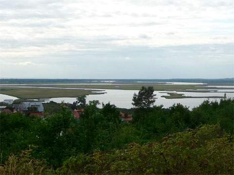 Einzigartige Naturlandschaft und Biotop auf der Insel Wollin: Das Swinedelta von Lebbin aus gesehen.