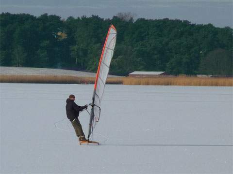 Wintersport auf Usedom: Ein "Eissurfer" auf dem Achterwasser zwischen Ückeritz und Loddin.