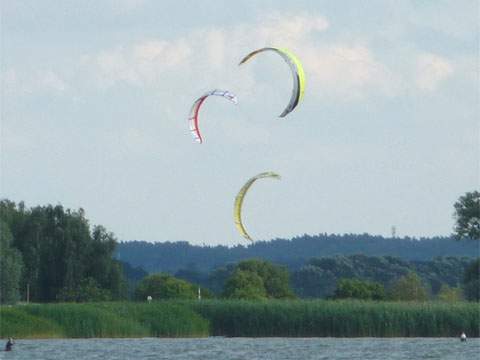 Wassersport auf der Insel Usedom: Kiter zwischen Stagnieß und dem Seebad Ückeritz.