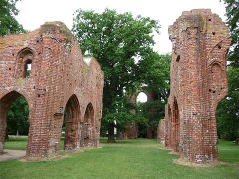 Malerisch liegt die frühgotische Klosterruine Eldena im Osten der Hansestadt Greifswald.