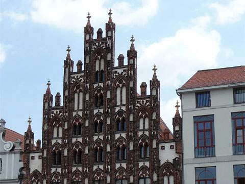 Hansestadt Greifswald: Schmale Bürgerhäuser mit Ziergiebeln schmücken die Altstadt.
