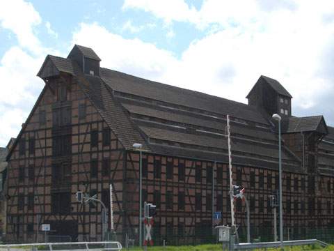 Wolgast, das "Tor zur Insel Usedom": Der inzwischen abgebrannte große Speicher am Hafen.