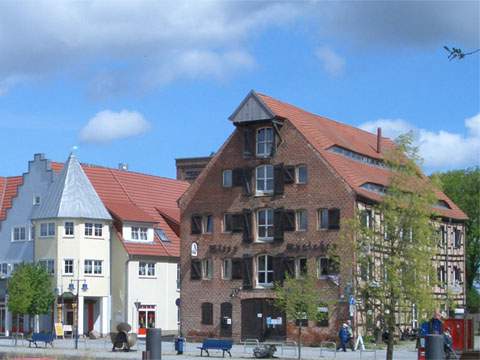 Wolgast, das "Tor zur Insel Usedom": Die kleine Speicherstadt auf der Schlossinsel am Peenestrom.