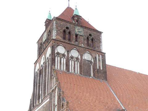 Kompakt: Der massige Turm von Sankt Marien der Hansestadt Greifswald.
