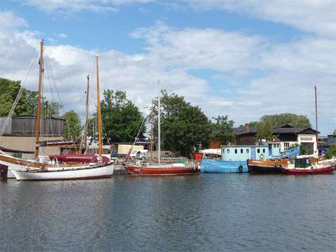 Wolgast, das "Tor zur Insel Usedom": Im Stadthafen liegen fast immer interessante Segler.