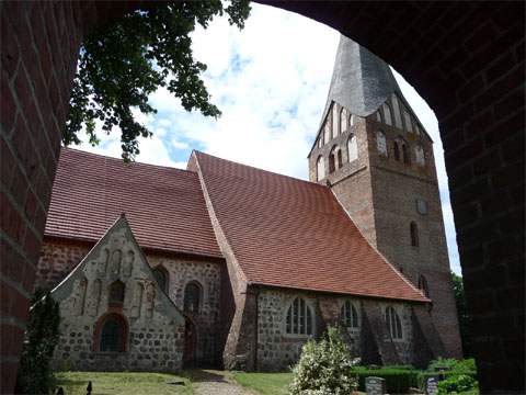 Zwischen Wolgast und Greifswald liegt die Dorfkirche von Wusterhusen mit ihrem holzgedeckten Turm.