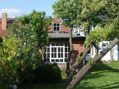 Blick auf den Wolgaster Hafen: Ein winziges altes Haus auf der Schlossinsel.