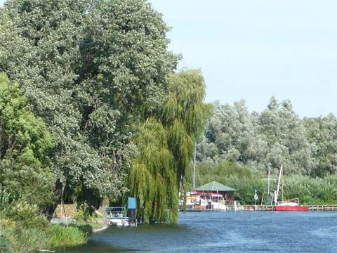 Aus dem Kummerower See in die Peene: Kleiner Sportboothafen an der Peene.
