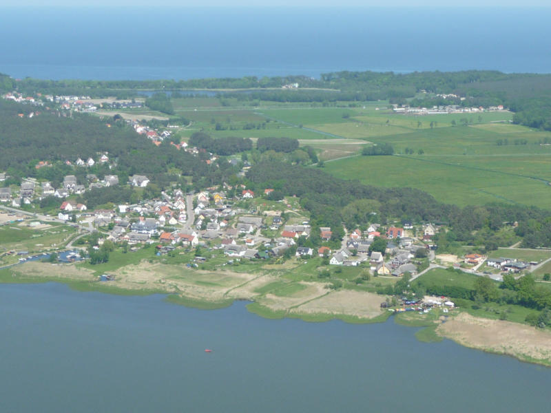 Zwischen Achterwasser und Ostsee: Das Usedomer Bernsteinbad Loddin in einer wunderbaren landschaftlichen Lage.