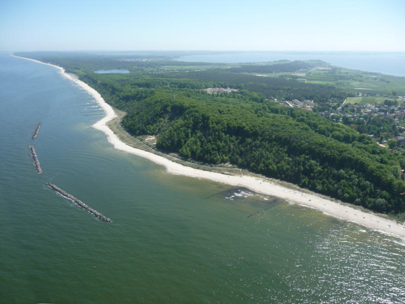 Inselmitte von Usedom: Der Streckelsberg, das Ostseebad Koserow und das Achterwasser.