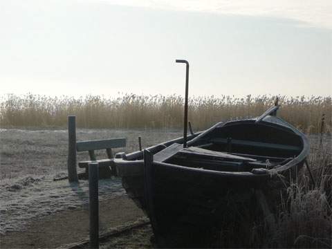 Traditionell: Ein altes Fischerboot liegt am Achterwasserhafen des Bernsteinbades Zempin.