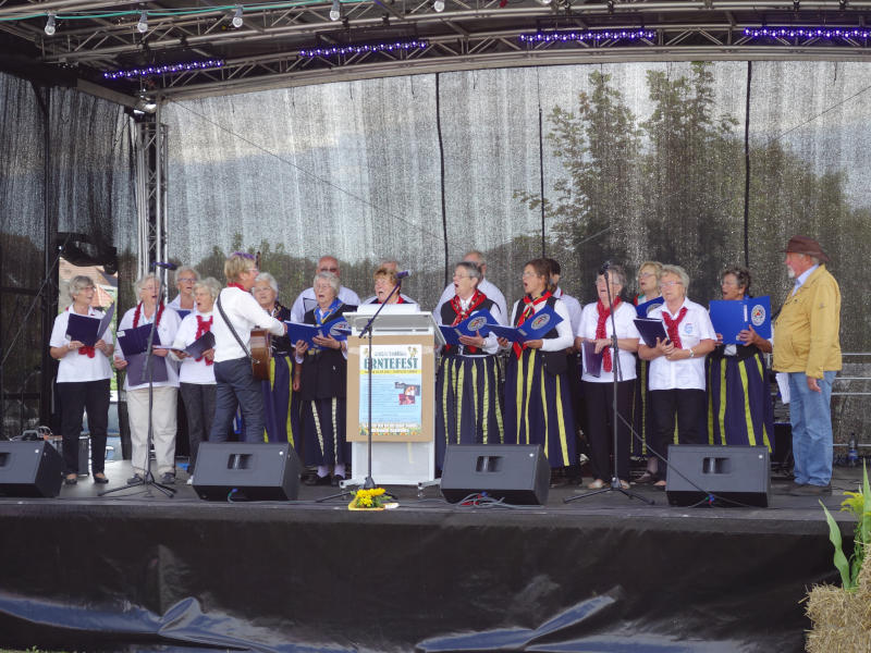 Start in das Loddiner Erntefest: die Singegruppe des Heimatvereins bringt traditionelles Liedgut zu Gehöhr