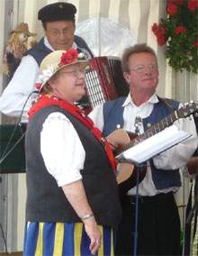 Akkordeon und Gitarre: Instrumentale Begleitung für die Gesangsdarbietung des Loddiner Heimatvereins