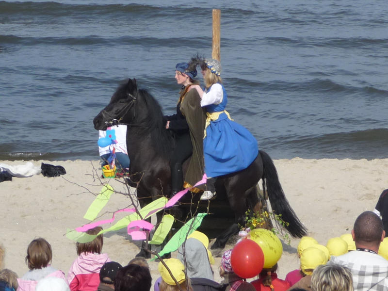 Bernsteinfest am Ostseestrand von Kölpinsee: Die Bernsteinhexe wird gerettet.