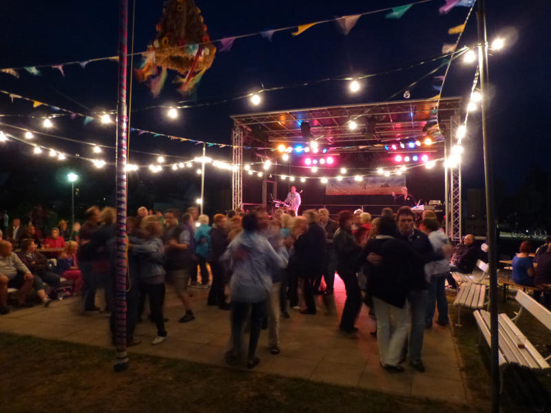 Loddiner Erntefest am Achterwasser: Schwof bis in den frühen Morgen.