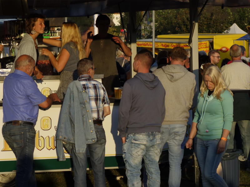 Wer beim Loddiner Erntefest nicht satt wird ... Schmalzstullen, Erbsensuppe, Kuchen - für jeden Geschmack gibt es ein großes Angebot.