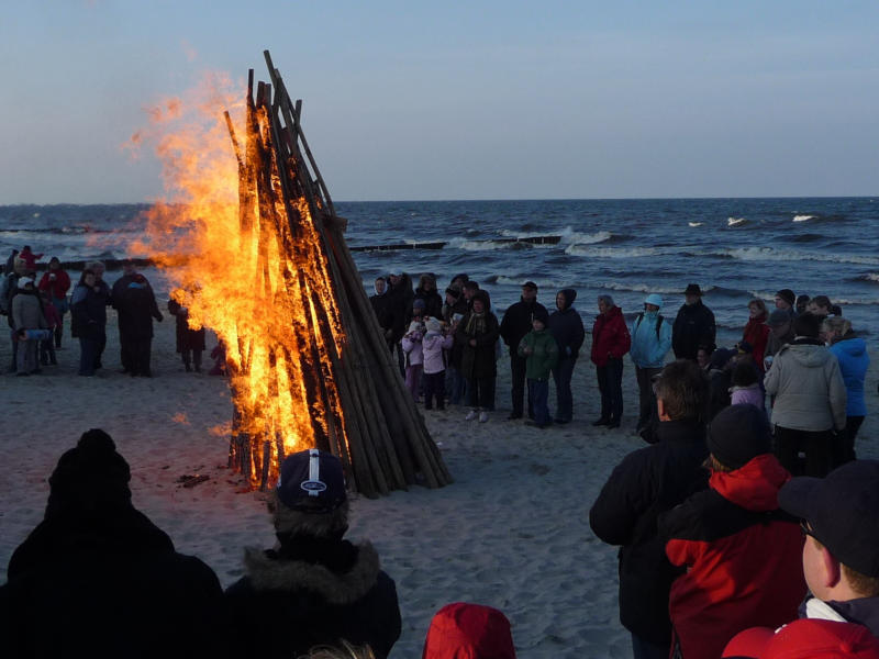 Scheiterhaufen ohne Bernsteinhexe: Sommerfeuer auf dem Ostseestrand bei Kölpinsee.