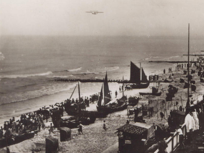 Ostseestrand von Kölpinsee: Wasserflugzeug am Himmel über der Ostsee.