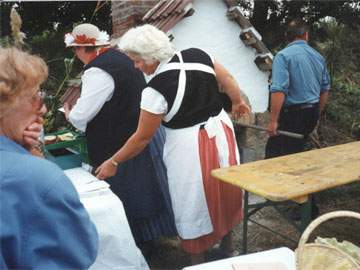 Traditionelles Loddiner Erntefest 1997: Unterhaltung und Spaß am Achterwasserhafen.