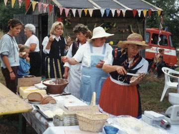 Traditionelles Loddiner Erntefest 1997: Unterhaltung und Spaß am Achterwasserhafen.