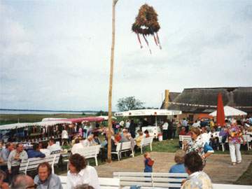 Traditionelles Loddiner Erntefest 1997: Unterhaltung und Spaß am Achterwasserhafen.