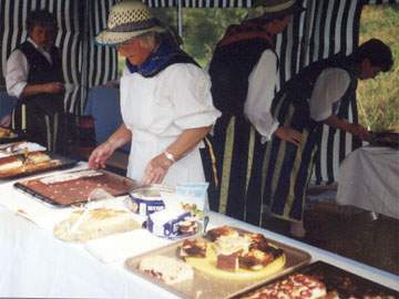 Traditionelles Loddiner Erntefest 1998: Achterwasserhafen als perfekter Veranstaltungsort.