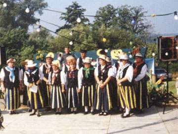 Traditionelles Loddiner Erntefest 1998: Achterwasserhafen als perfekter Veranstaltungsort.