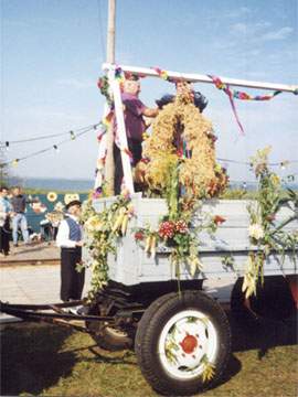 Traditionelles Loddiner Erntefest 1998: Achterwasserhafen als perfekter Veranstaltungsort.