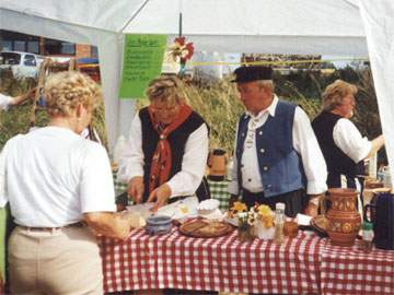 Traditionelles Loddiner Erntefest 1998: Achterwasserhafen als perfekter Veranstaltungsort.