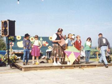 Traditionelles Loddiner Erntefest 1998: Achterwasserhafen als perfekter Veranstaltungsort.