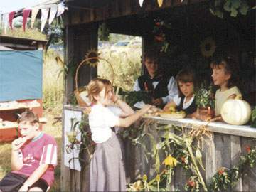 Traditionelles Loddiner Erntefest 1998: Achterwasserhafen als perfekter Veranstaltungsort.