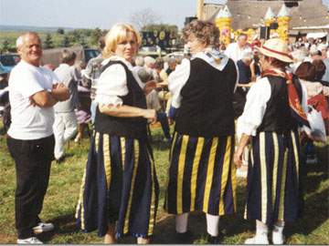 Traditionelles Loddiner Erntefest 1998: Achterwasserhafen als perfekter Veranstaltungsort.