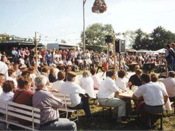 Traditionelles Loddiner Erntefest 1998: Achterwasserhafen als perfekter Veranstaltungsort.