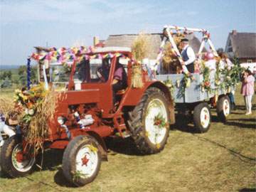 Traditionelles Loddiner Erntefest 1998: Achterwasserhafen als perfekter Veranstaltungsort.