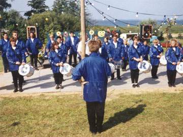 Traditionelles Loddiner Erntefest 1998: Achterwasserhafen als perfekter Veranstaltungsort.