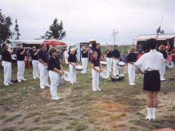 Das Loddiner Erntefest 2002: Stimmung am stimmungsvollen Achterwasserhafen.