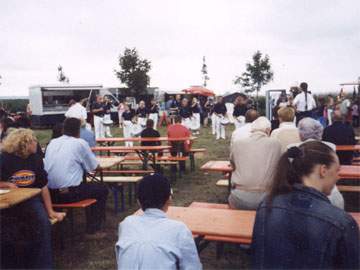 Das Loddiner Erntefest 2002: Stimmung am stimmungsvollen Achterwasserhafen.