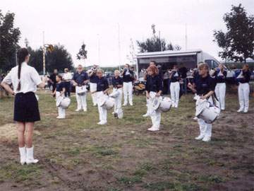 Das Loddiner Erntefest 2002: Stimmung am stimmungsvollen Achterwasserhafen.