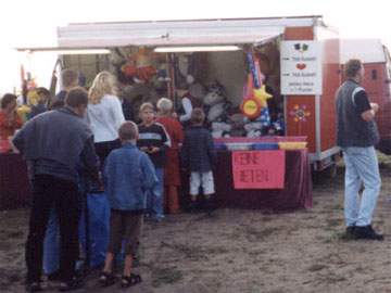 Das Loddiner Erntefest 2002: Stimmung am stimmungsvollen Achterwasserhafen.