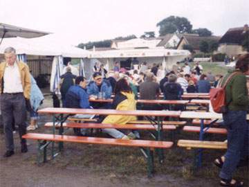 Das Loddiner Erntefest 2002: Stimmung am stimmungsvollen Achterwasserhafen.