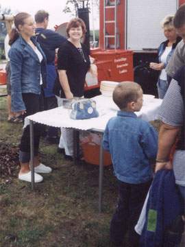 Das Loddiner Erntefest 2002: Stimmung am stimmungsvollen Achterwasserhafen.