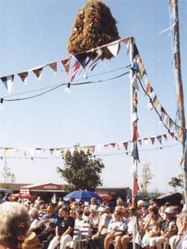 Ein Höhepunkt im Gemeindeleben: Das Loddiner Erntefest 2004.