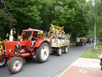 Traditionelles Loddiner Erntefest 2008: Umzug und Fest am Achterwasserhafen.