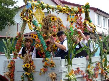 Traditionelles Loddiner Erntefest 2008: Umzug und Fest am Achterwasserhafen.