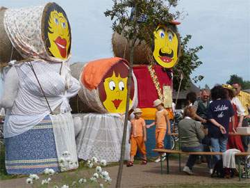 Traditionelles Loddiner Erntefest 2008: Umzug und Fest am Achterwasserhafen.