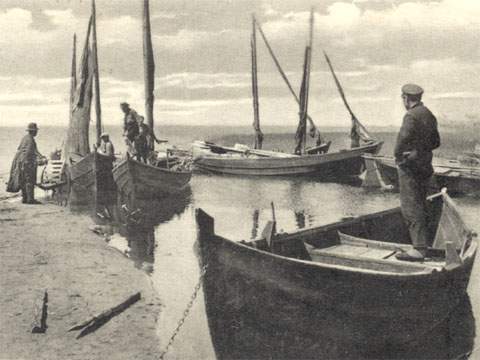 "Stehengebliebene Zeit": Fischer am Achterwasserhafen von Loddin auf Usedom.