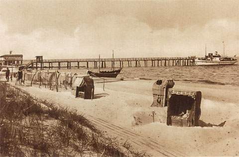 Die Seebrücke von Kölpinsee: Das Dampfschiff "Melitta" legt an.