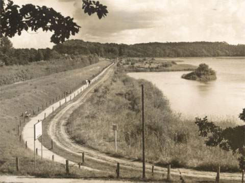 Zwischen Kölpinsee und Stubbenfelde: Verheerende Sturmfluten haben einen umfangreichen Deichbau notwendig gemacht.