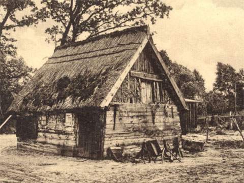 Malerisch am Kölpinsee: Eine Fischerhütte am fischreichen Binnensee hinter dem Deich.