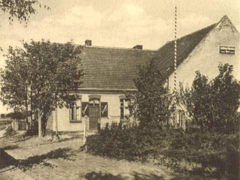 Fremdenverkehr auch im ruhigen Bauern- und Fischerdorf Loddin: Gasthof Wendorf.